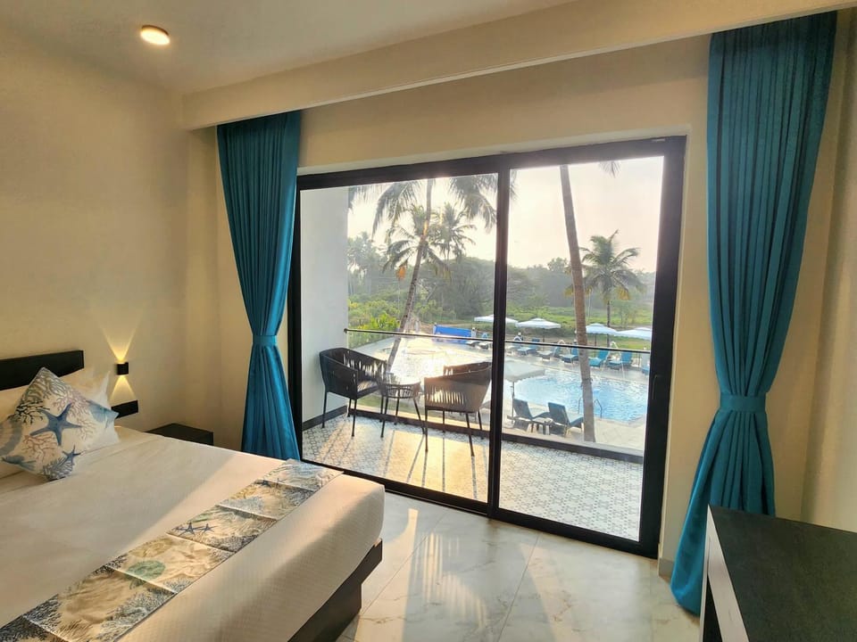 Photo of the whole room, Pool view