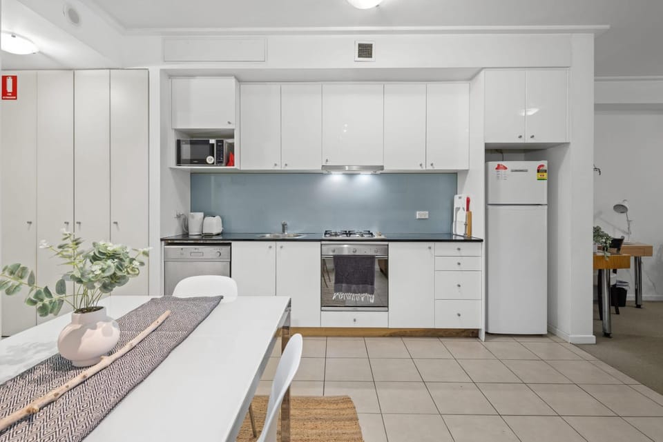Bright & Spacious Stay for 6 Near Darling Harbour Apartment in Sydney