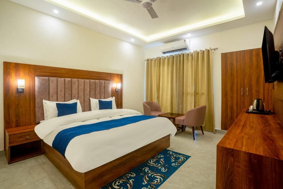 Communal lounge/ TV room, Bed, TV and multimedia, Photo of the whole room, Evening entertainment, Bedroom, fireplace, hair dresser, air conditioner