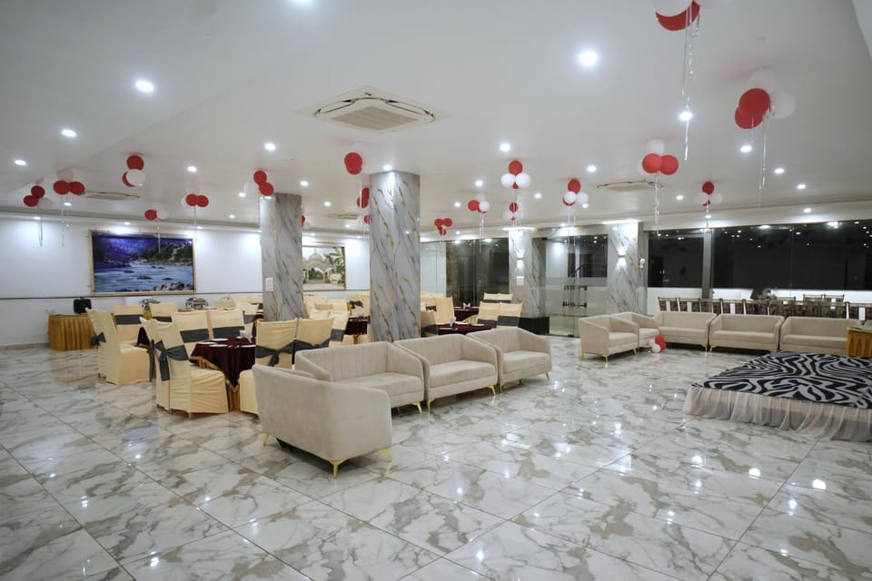 Restaurant/places to eat, TV and multimedia, Living room, Banquet/Function facilities, Seating area