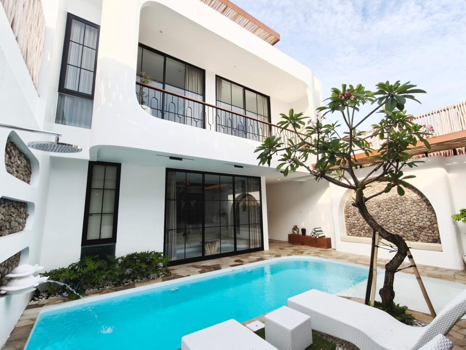 Property building, Pool view, Swimming pool, Swimming pool, sunbed