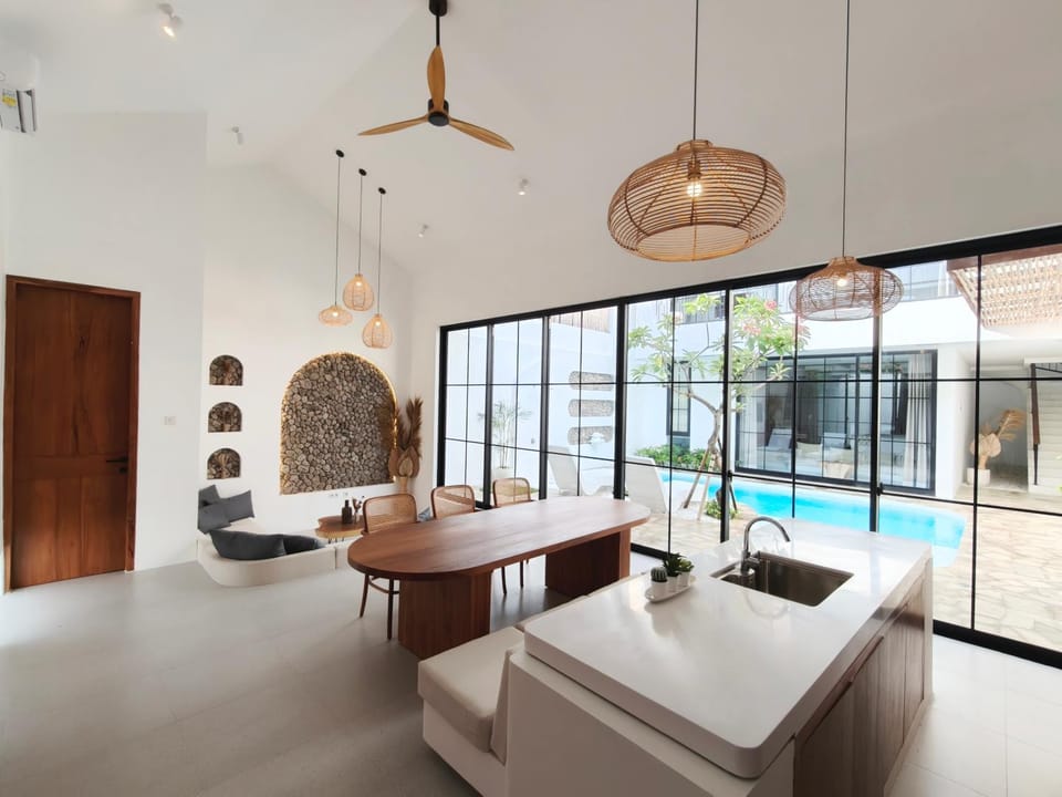 Communal lounge/ TV room, Living room, Seating area, Dining area, Pool view, Swimming pool, sunbed