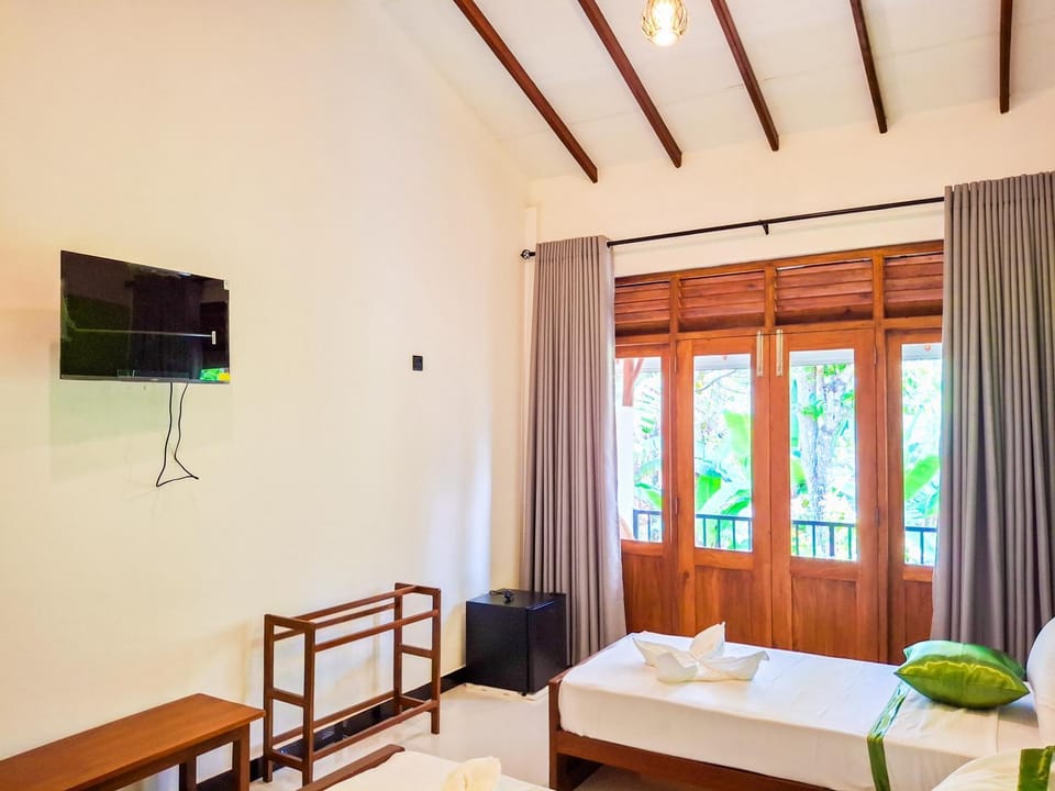 Bed, TV and multimedia, Bedroom