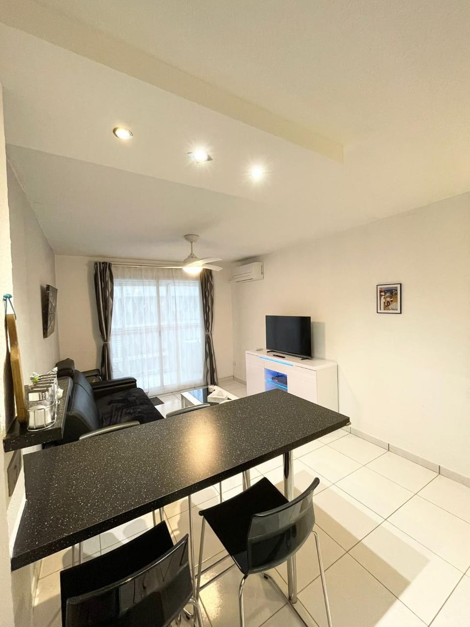 TV and multimedia, Living room, Seating area, Dining area