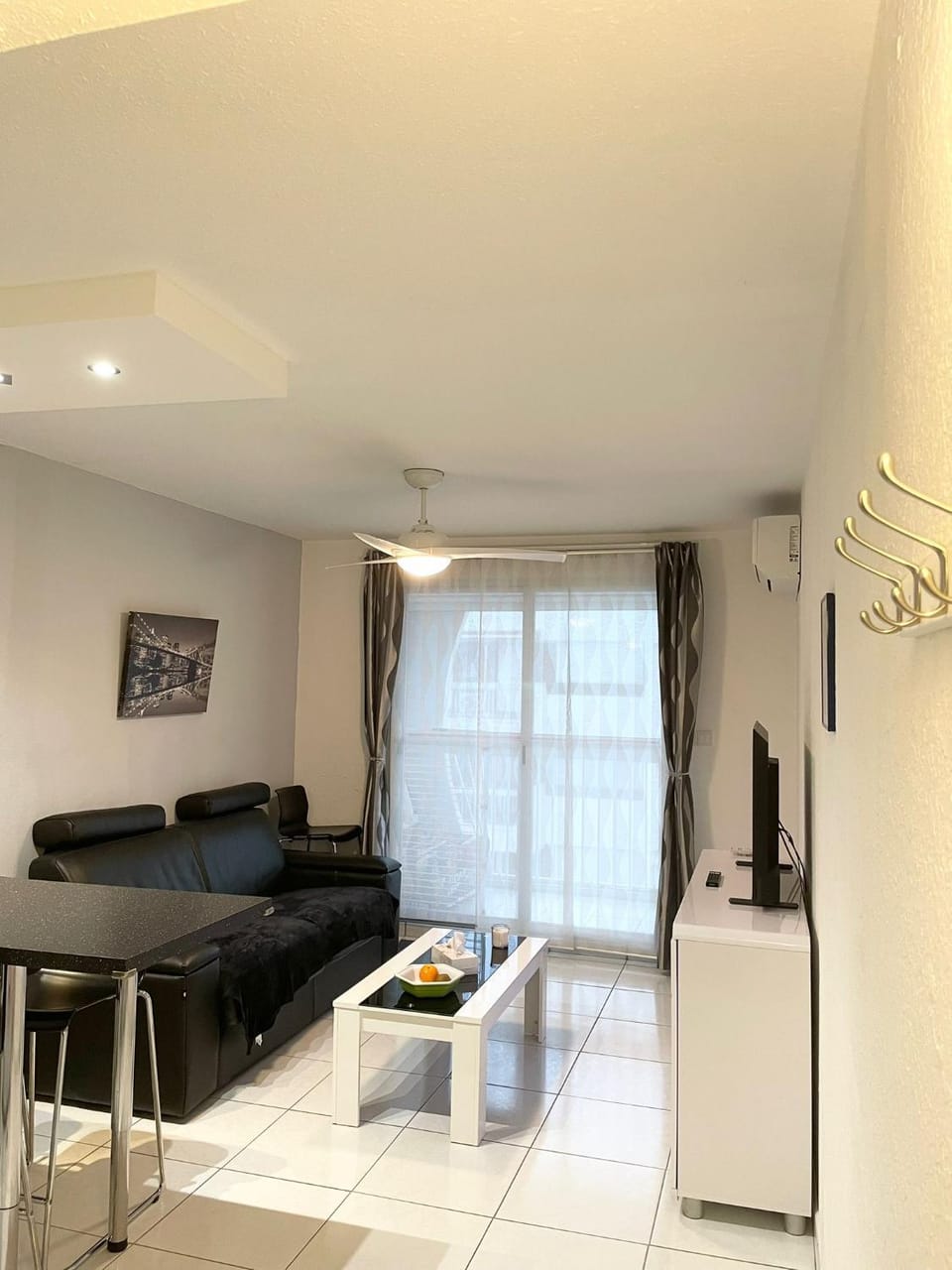 TV and multimedia, Living room, Seating area, Dining area