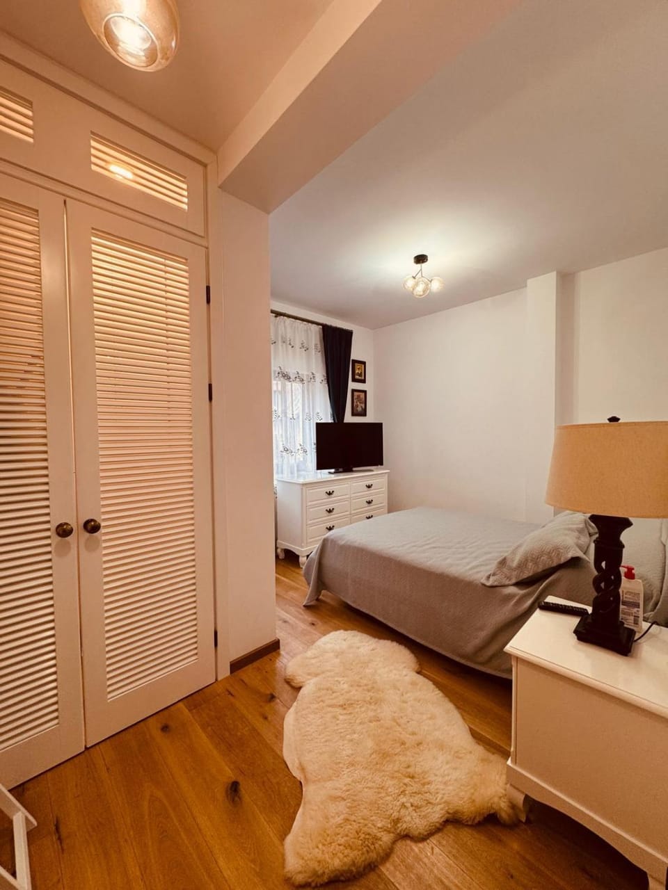 Bed, TV and multimedia, Photo of the whole room, Bedroom, wardrobe