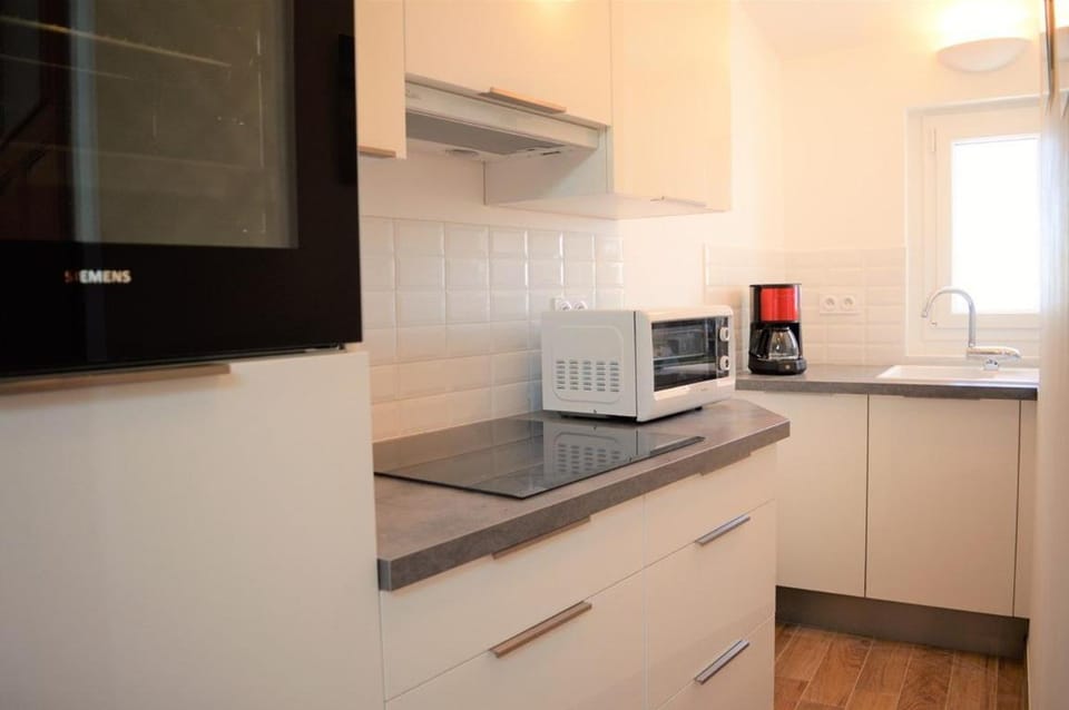 Kitchen or kitchenette, oven