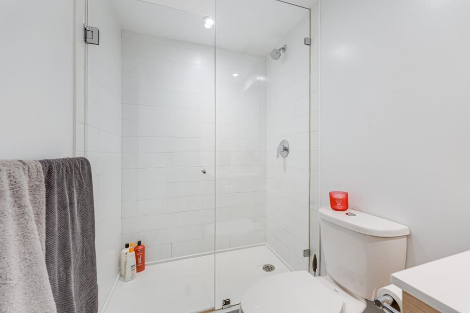 Shower, Toilet, Bathroom, Bath, towels