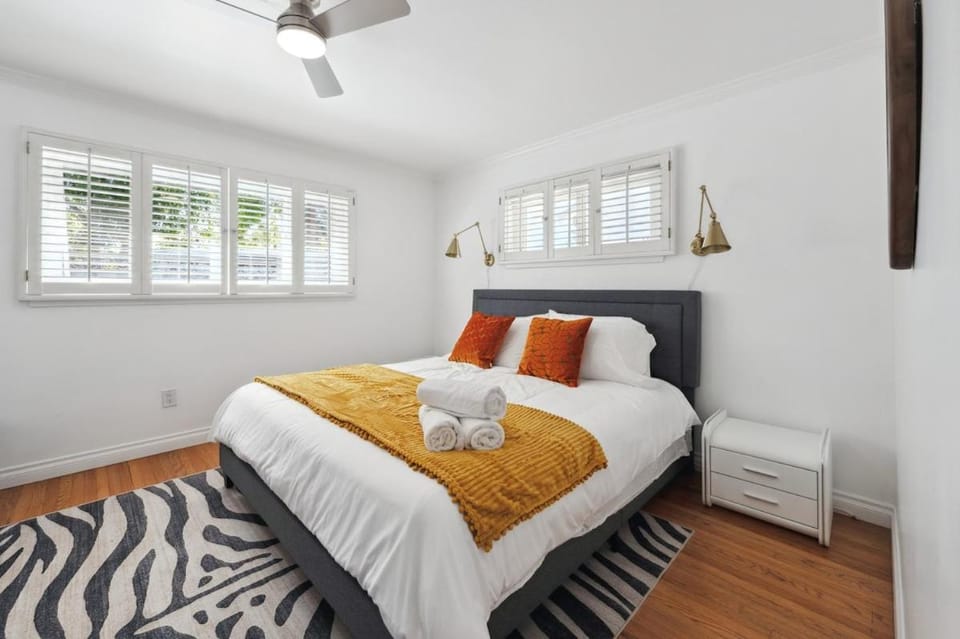 Photo of the whole room, Bedroom
