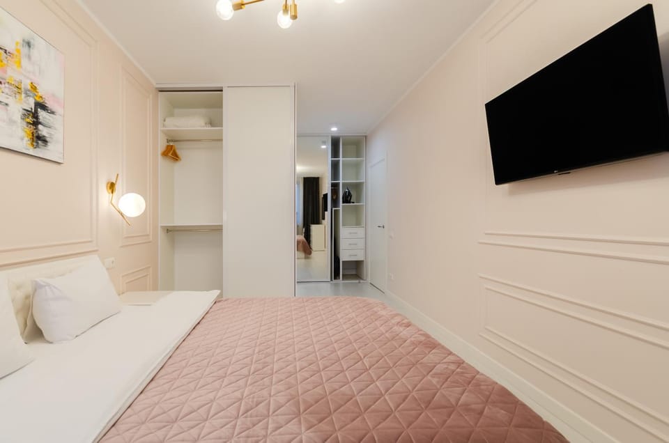 Bed, TV and multimedia, Bedroom, wardrobe