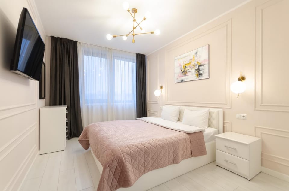 Bed, TV and multimedia, Bedroom