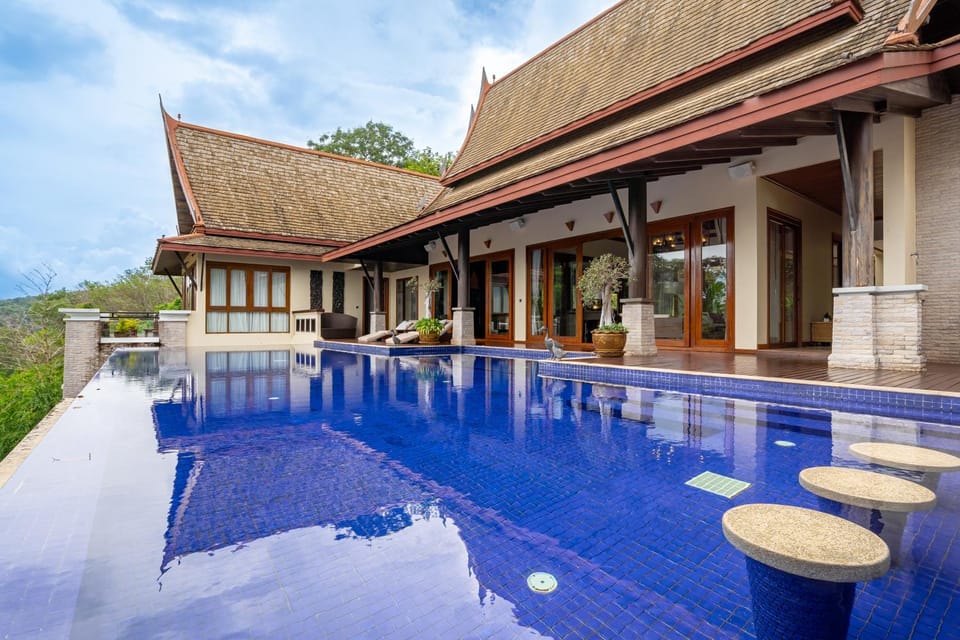 Property building, Day, Pool view, Swimming pool, Swimming pool, sunbed