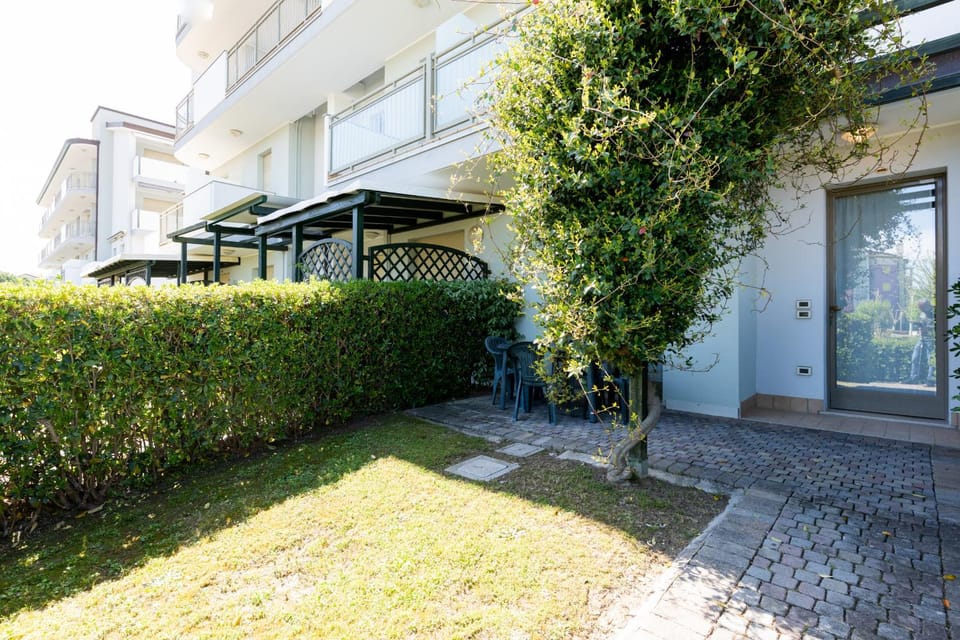 Property building, Garden, Balcony/Terrace, Garden view