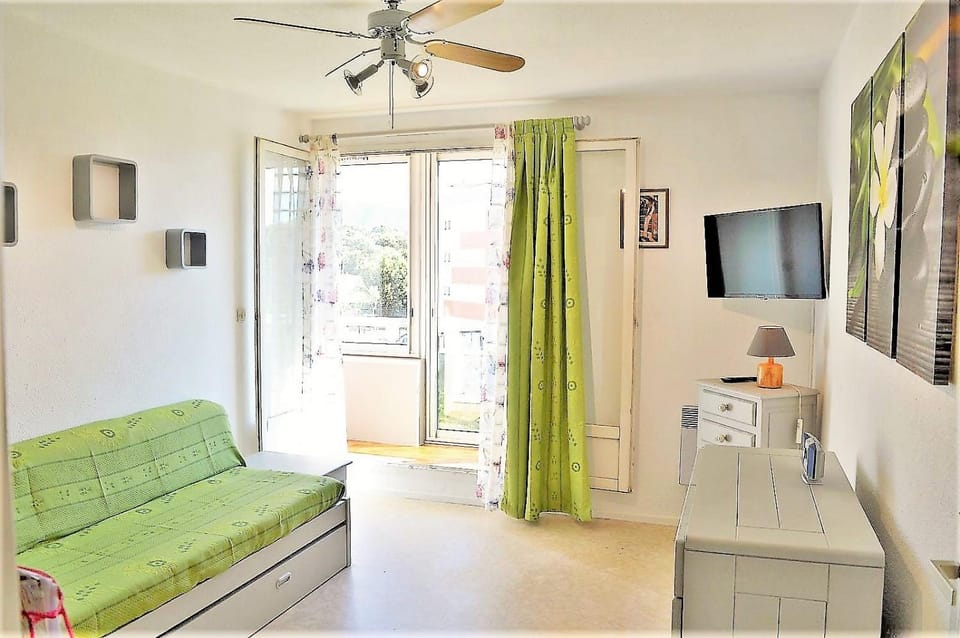 Communal lounge/ TV room, Day