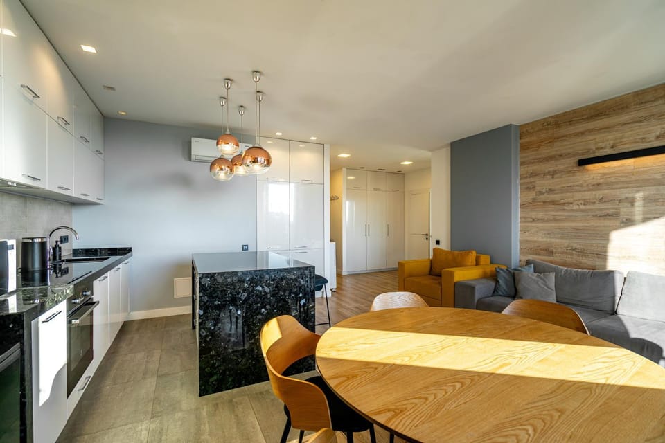 Living room, Dining area, oven, pet friendly, stove, air conditioner