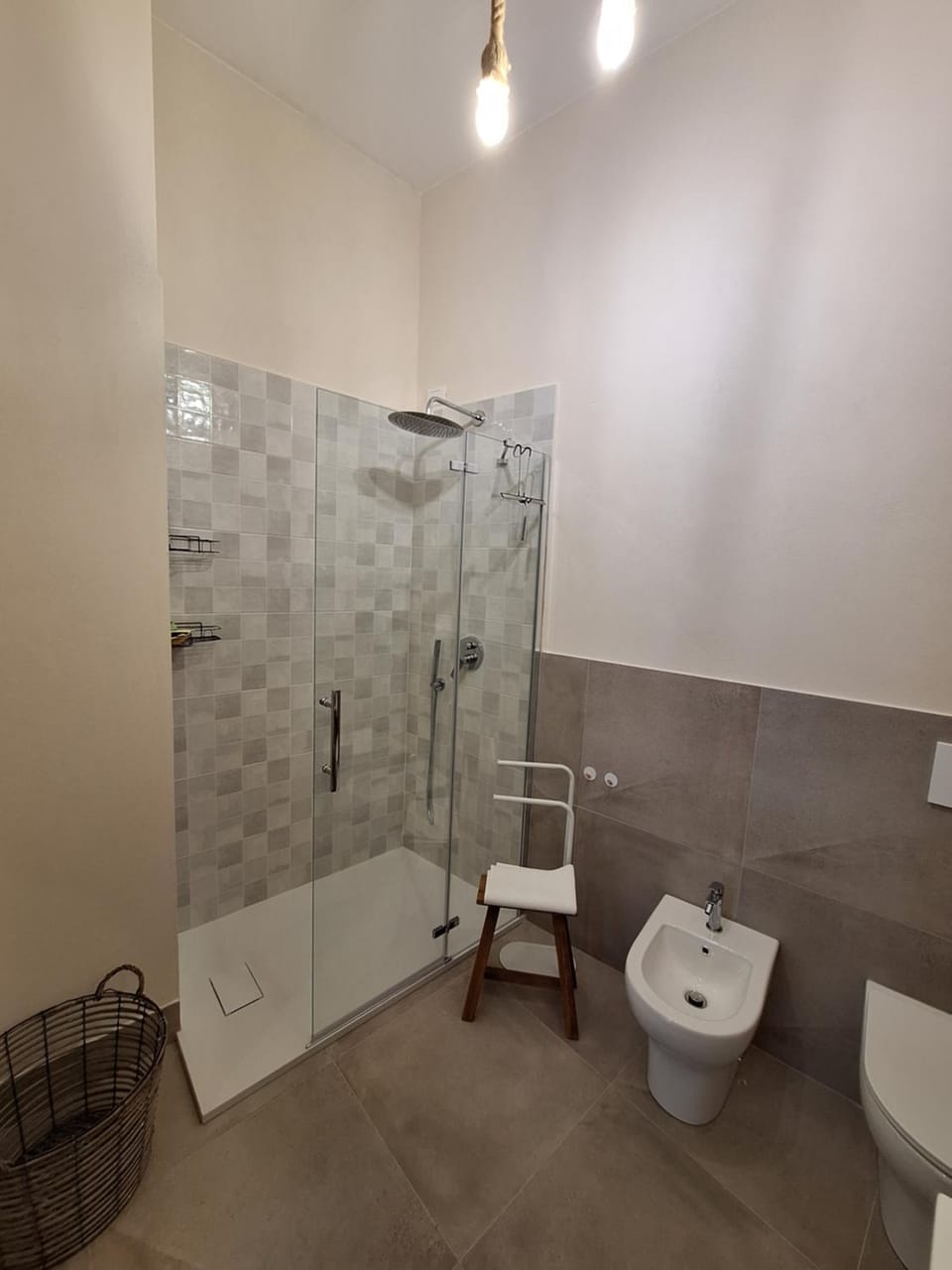 Shower, Toilet, Bathroom, bidet, towels