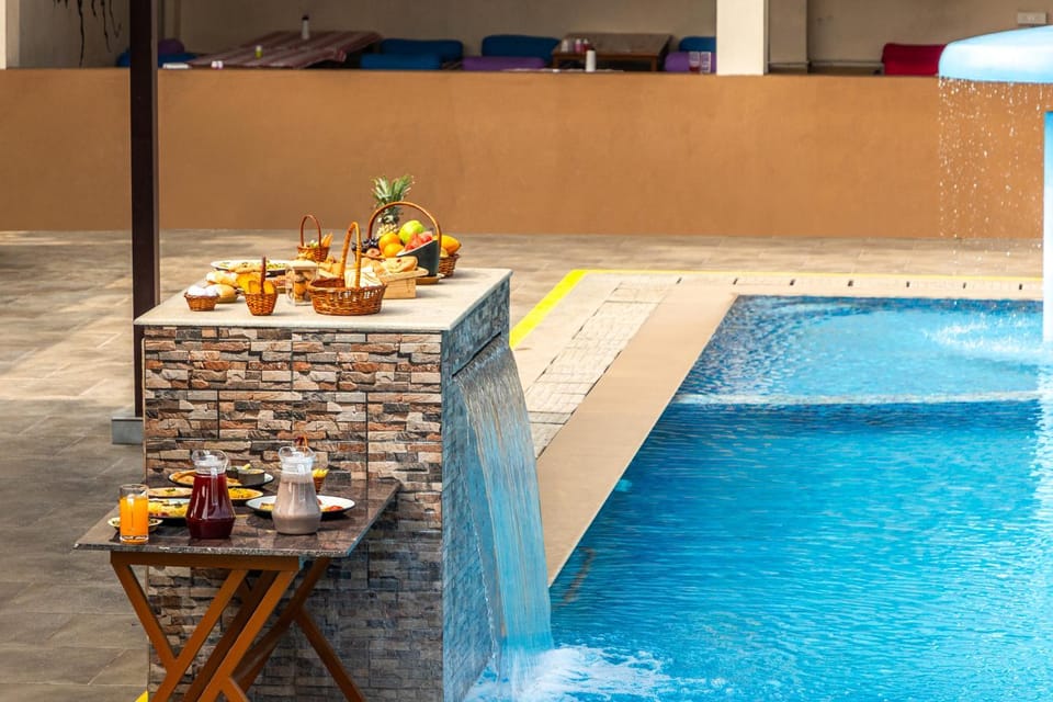 Swimming pool, Breakfast
