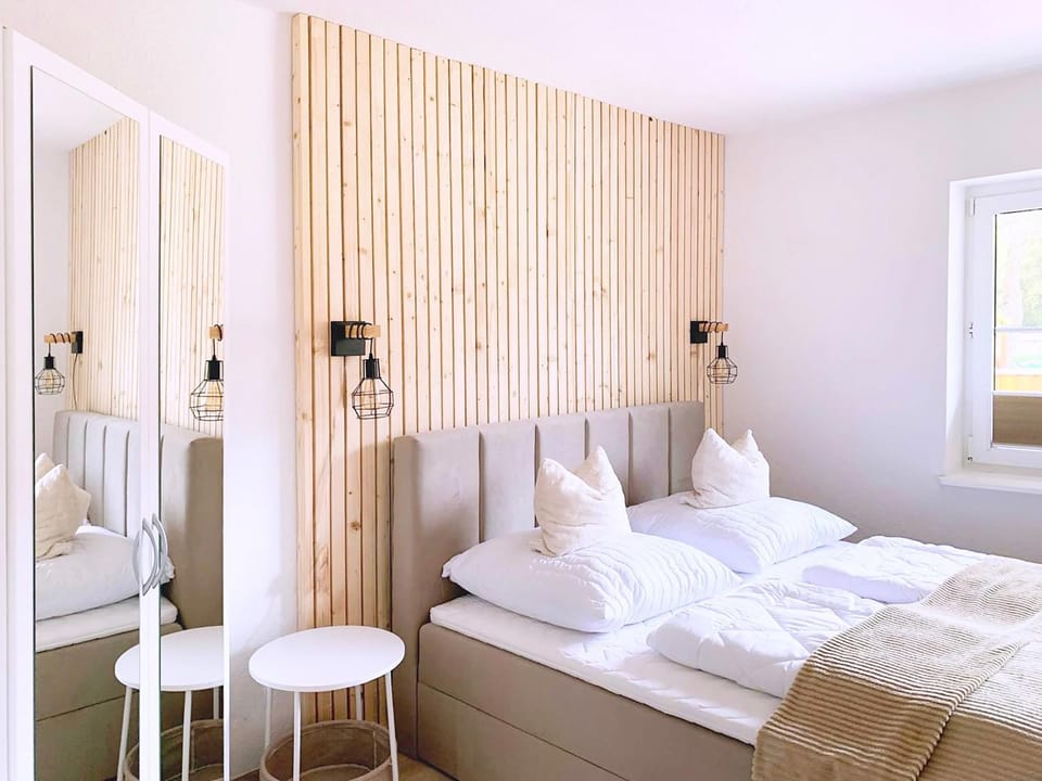 Bed, Photo of the whole room, Decorative detail, Bedroom, internet, towels