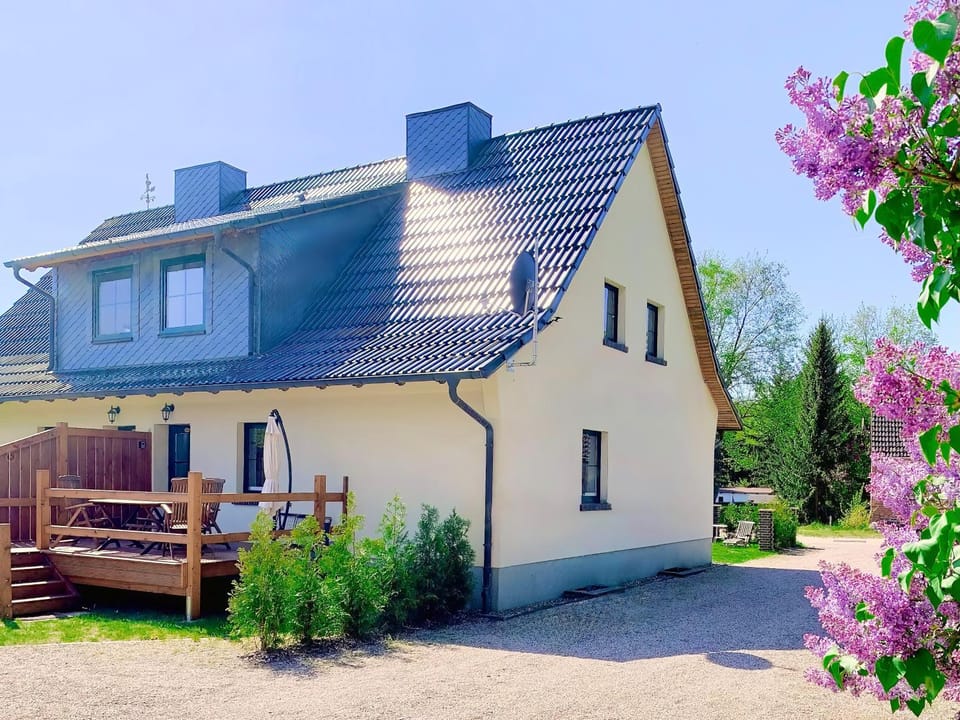 Property building, BBQ facilities, Garden, Balcony/Terrace, Decorative detail, Seating area, Hiking, Cycling, Garden view, Area and facilities, Parking, furniture, pet friendly, sunbed