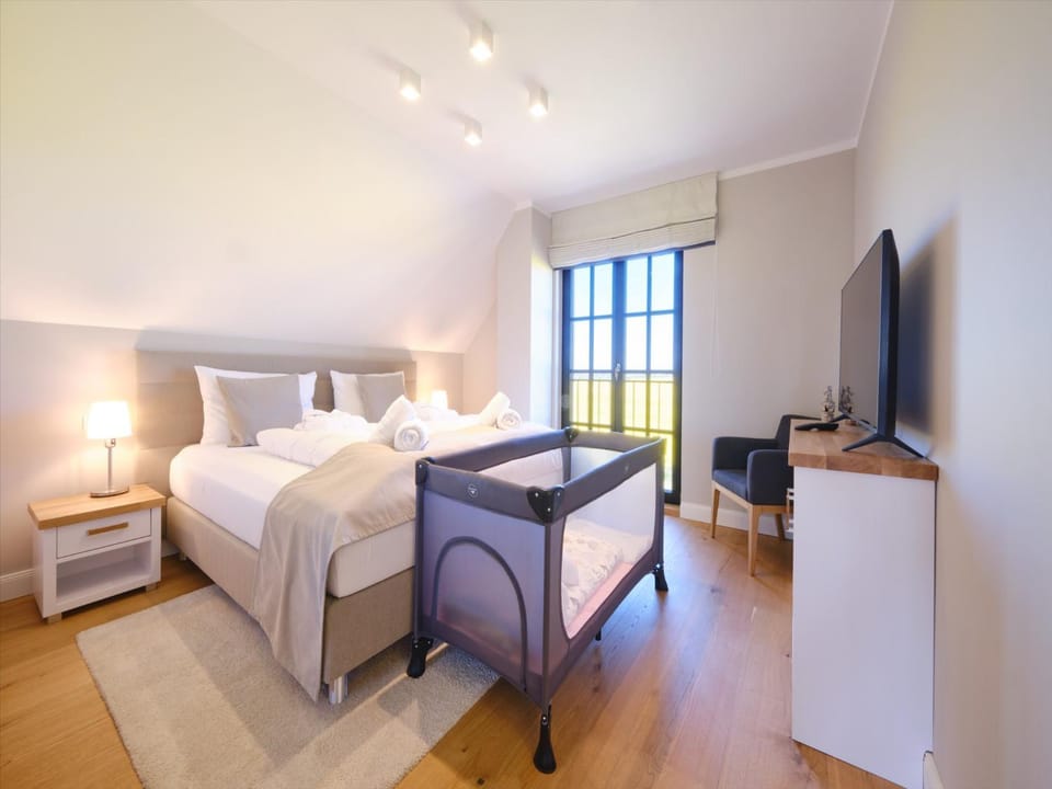Bed, TV and multimedia, Bedroom