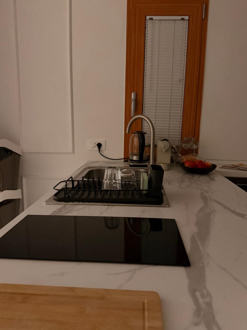 Coffee/tea facilities, Kitchen or kitchenette, stove