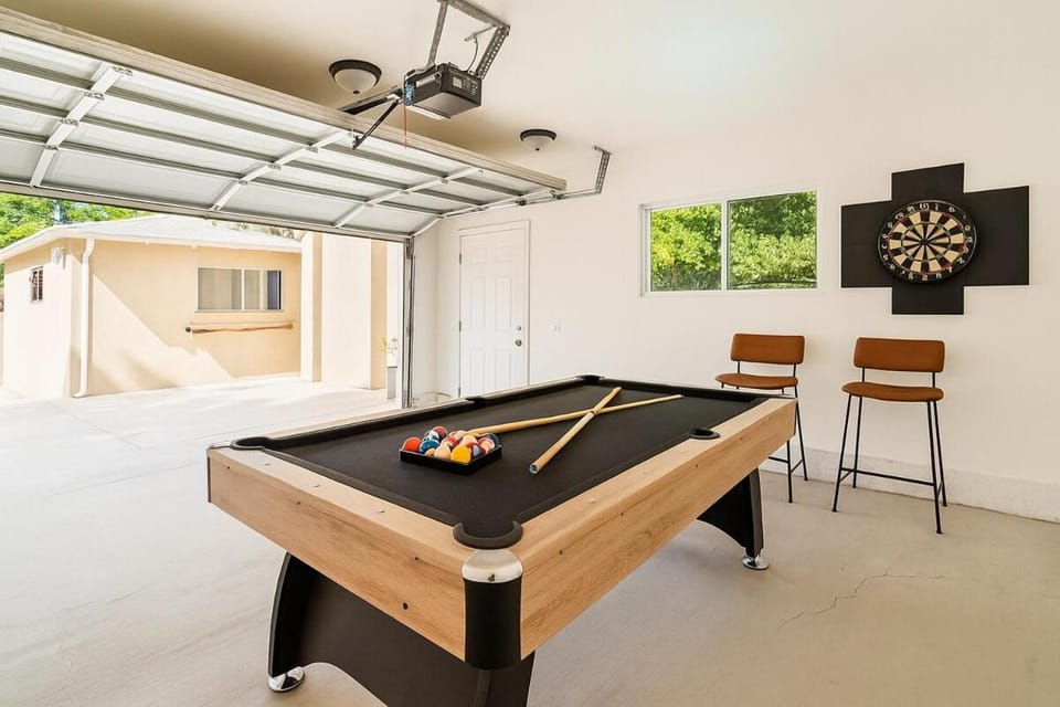 Billiard, Game Room