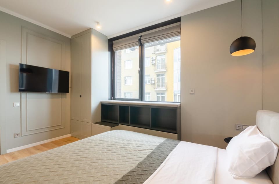 Bed, TV and multimedia, Bedroom