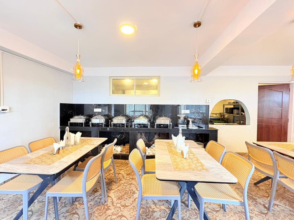 Restaurant/places to eat, Dining area, Breakfast