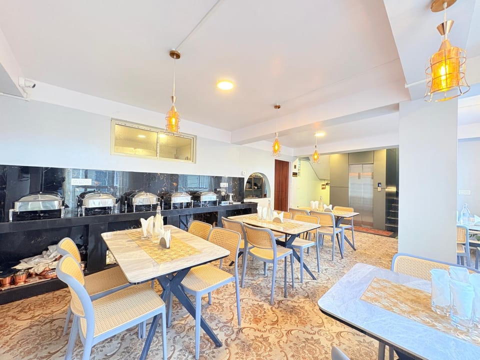 Restaurant/places to eat, TV and multimedia, Seating area, Dining area, Breakfast