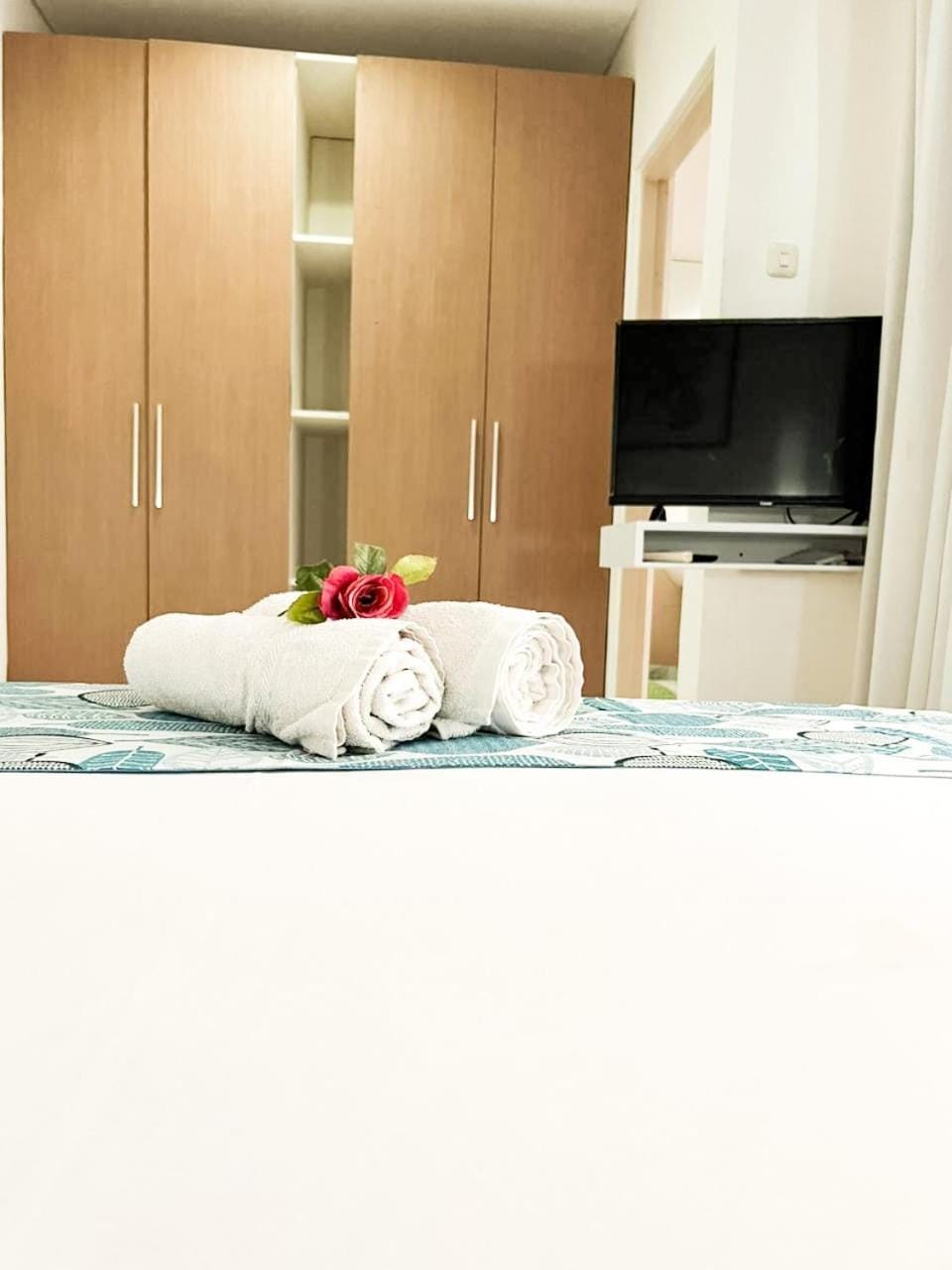 Bed, TV and multimedia, Bedroom, towels