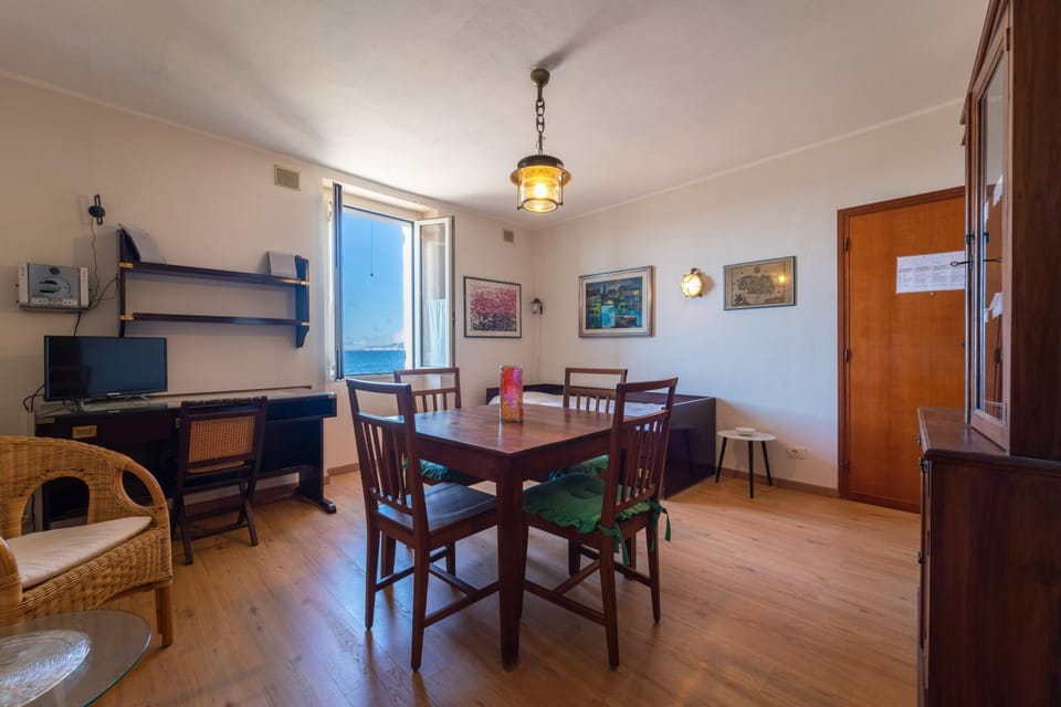 Communal lounge/ TV room, TV and multimedia, Living room, Seating area, Dining area, Evening entertainment