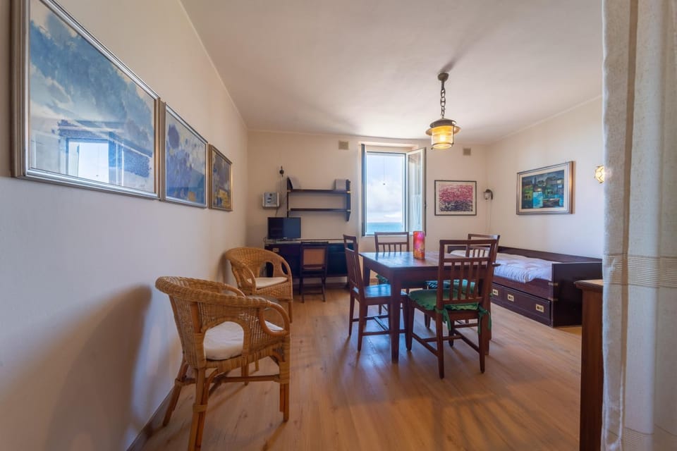 Bed, TV and multimedia, Living room, Seating area, Dining area