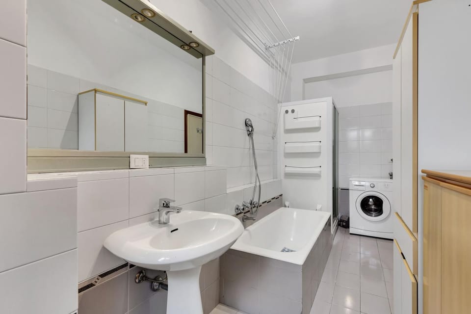 Shower, Toilet, Bathroom, towels, washing machine