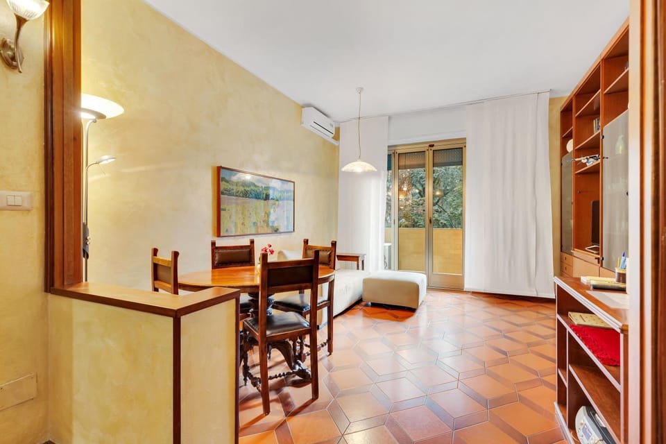 TV and multimedia, Living room, Seating area, Dining area, air conditioner