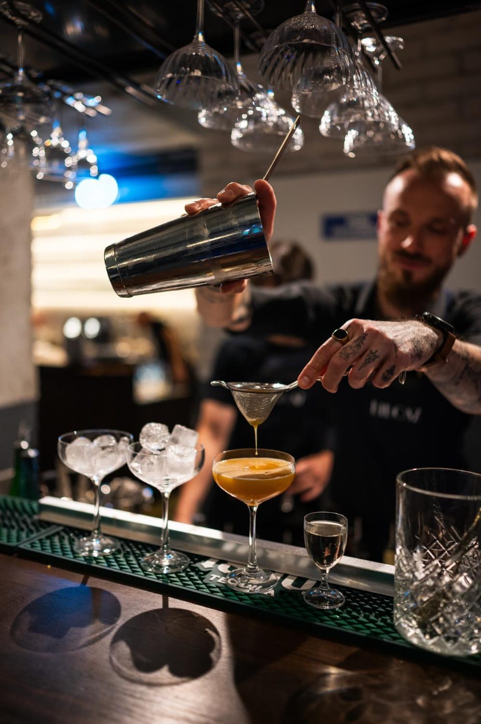 People, Lounge or bar, Food and drinks, Drinks, Alcoholic drinks, group of guests