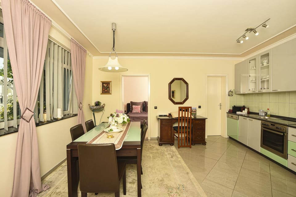 Dining area, Pool view, kitchen