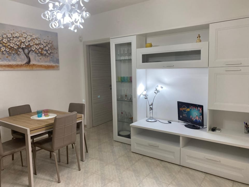 TV and multimedia, Living room, Seating area, Dining area