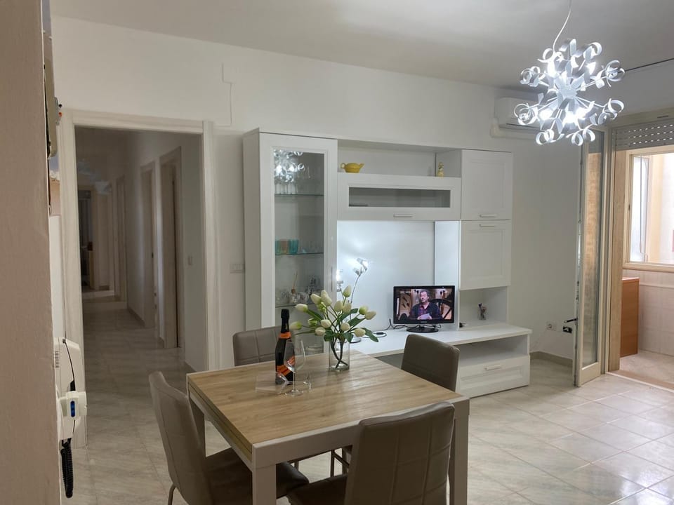 TV and multimedia, Living room, Seating area, Dining area