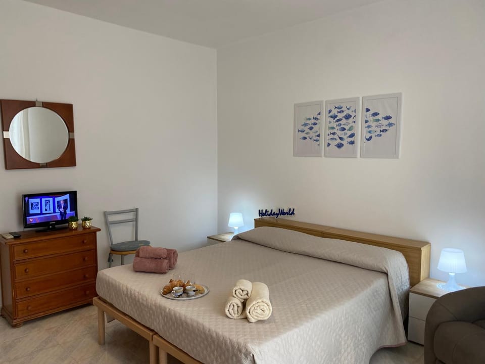 Bed, TV and multimedia, Photo of the whole room, Bedroom