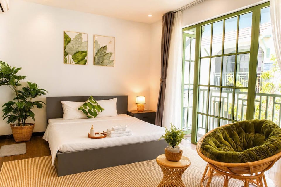 Bed, Living room, Photo of the whole room, Seating area, Bedroom