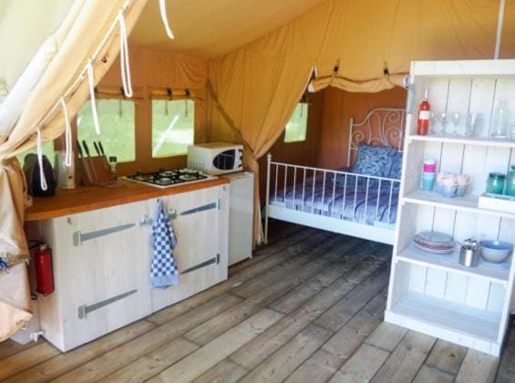 Coffee/tea facilities, Kitchen or kitchenette, stove