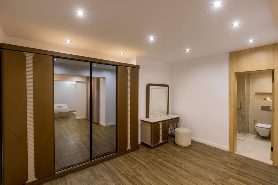 Shower, Toilet, Bathroom, Photo of the whole room, Bedroom, wardrobe