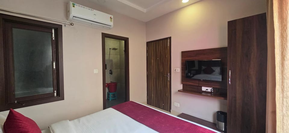 Bedroom, wardrobe, air conditioner