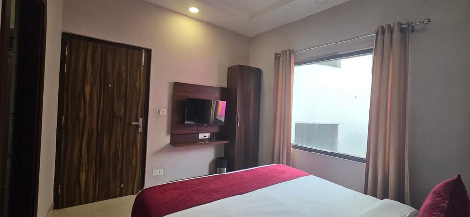 Bed, TV and multimedia, wardrobe