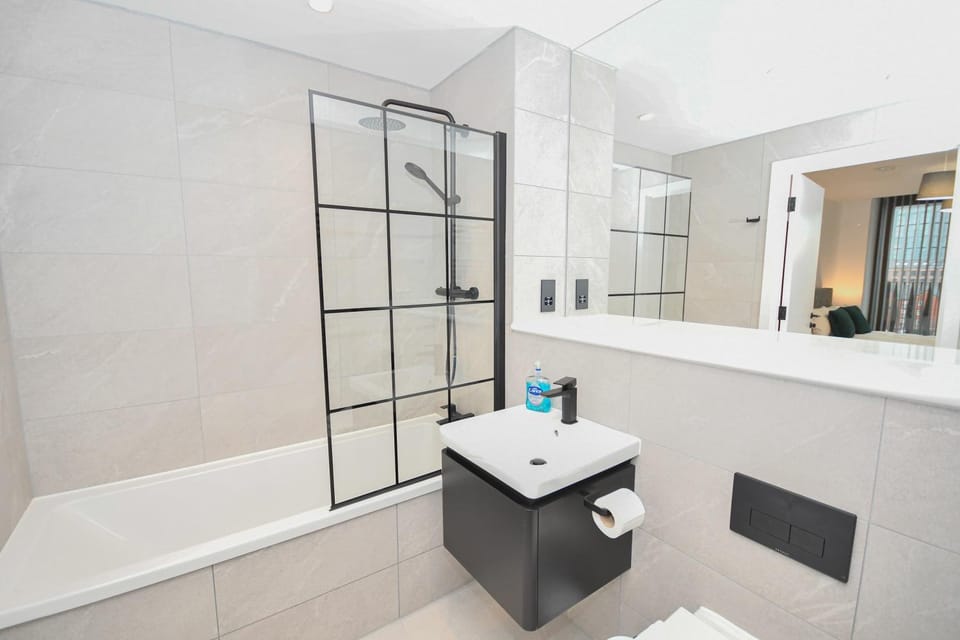 Contemporary Flat in Central Manchester w Balcony Apartment in Manchester
