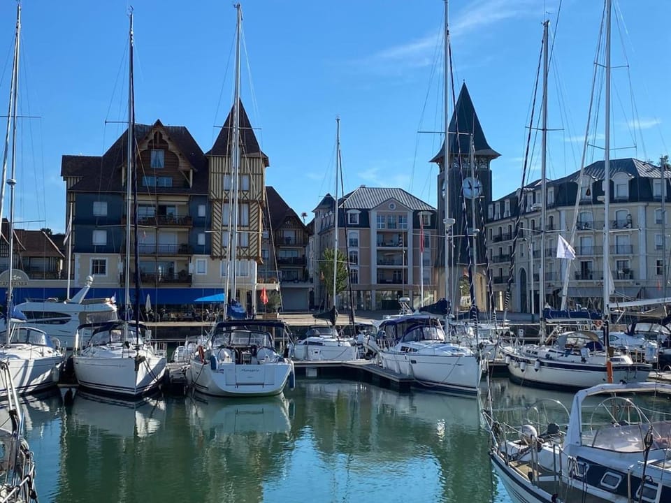 Vue mer exceptionnelle Studio avec Parking au Port de Deauville Apartment in Deauville