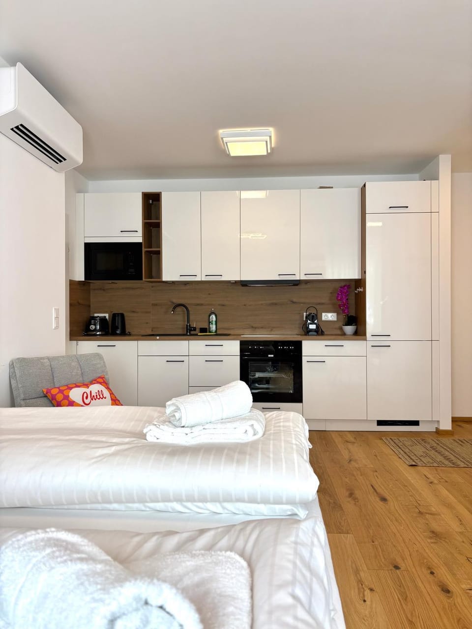 Bed, Kitchen or kitchenette, Living room