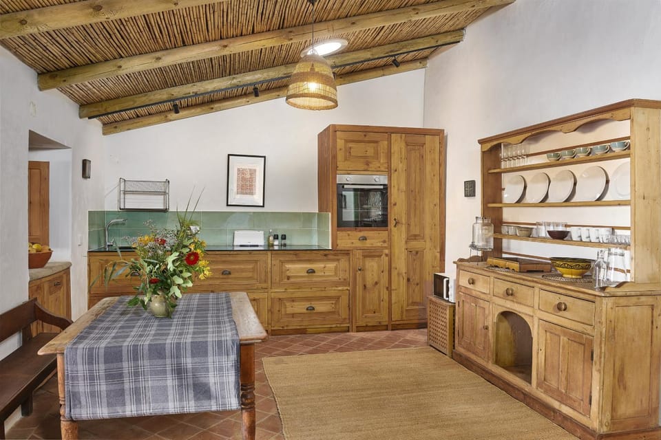 Alvorada House, Callebanda Barracol House in Faro District