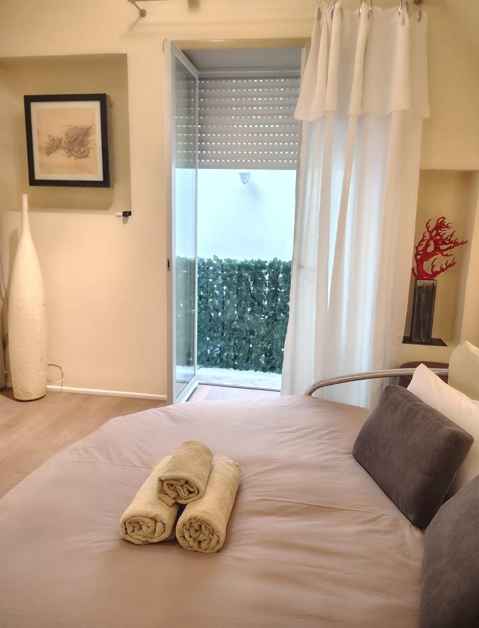 Bed, Bedroom, towels