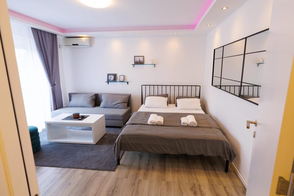Bed, Living room, Photo of the whole room, Seating area, Bedroom, towels, air conditioner